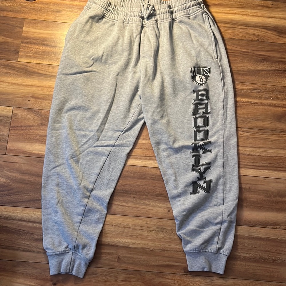 Brooklyn nets, gray jogger sweatpants